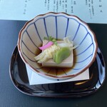 和食 清水 - 春らしい雰囲気の先付け(桜豆腐、白魚の湯葉巻など)