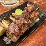 もつ焼き 三朝 - レバーもハツもいい焼き具合。
      葱はゆでアブラと一緒に食べるのが最近ブーム。