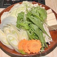 水たき料亭 博多華味鳥 ヒルトンプラザウエスト店 - 華味鷄水炊き用の具材（野菜など）