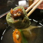 天雅 - しんじょの中にはホタルイカも。お出汁も楽しめます。