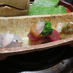 天雅 - 左からサヨリの昆布〆、初ガツオ、うえにうるいとちり酢のイシガレイ。