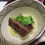 天雅 - 黒毛和牛のザブトンの網焼き。