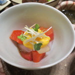 天雅 - サーモンとフルーツトマトとスミイカの上には黄味酢が。