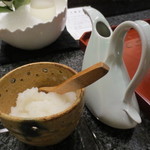 天雅 - 天つゆの入った容器に、大根おろし。