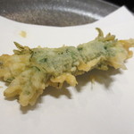 天雅 - 大葉で巻いた白魚。中には柚子が。こちらのスペシャリテはいつもながらおいしい。