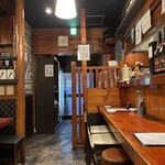 Ishokuya Miyasaka - カウンター、テーブル席のほか座敷あり