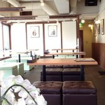 焼肉・韓国料理 KollaBo 渋谷店 - 明るくゆったりした店内