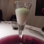 エクアトゥール - 【2014年3月】アミューズ
      ミント風味のグリーンピースとホワイトアスパラのブランマンジェ