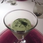 エクアトゥール - 【2014年3月】アミューズ
      ミント風味のグリーンピースとホワイトアスパラのブランマンジェ