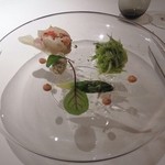 エクアトゥール - 【2014年3月】前菜
      ハマグリのポシェ、ズワイガニのクネル、グリーンアスパラとマイクロオゼイユのサラダ
