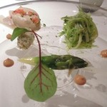 エクアトゥール - 【2014年3月】前菜
      ハマグリのポシェ、ズワイガニのクネル、グリーンアスパラとマイクロオゼイユのサラダ