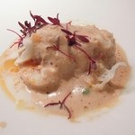 エクアトゥール - 【2014年3月】:前菜
      オマールとリードヴォーのポアレ、カリフラワーとオレンジ、生姜のコンフィ添え
      オマール海老の泡のソース