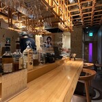 祇園生姜餃子 鈴兆 - カウンター席は隣との間隔が広く、背後にはコートをかけるハンガーもあり、安心かつ居心地も良好だ