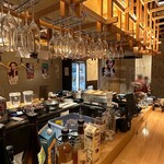 祇園生姜餃子 鈴兆 - 内観。コの字型のカウンター席と半個室のテーブル席がある