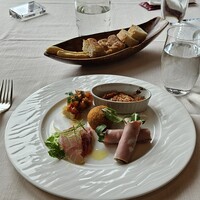 レオーネ・マルチアーノ - 前菜盛合せ
                    トリッパ、ハムにルッコラ、アランチーノ、コショウ鯛のカルパッチョ、カポナータ