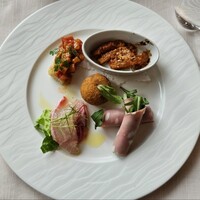 レオーネ・マルチアーノ - 前菜盛合せ
                    トリッパ、ハムにルッコラ、アランチーノ、コショウ鯛のカルパッチョ、カポナータ