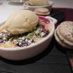 エクアトゥール - 【2014年3月】デザート
      グリオットチェリーのクラフティとオードヴィーキルシュのアイス
      ピスタチオマカロン