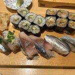 魚がし鮨 - 上段: カニミソ巻き、穴キュウ巻き、下段、イワシ、シメサバ、コハダ