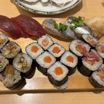 魚がし鮨 - 上段: まぐろ、イワシ、下段:ウナキュウ巻き、山牛蒡巻き、トロタク巻き