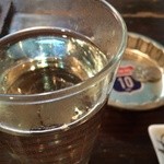 地球屋にんげん亭 - 麦焼酎のお湯割り ¥300