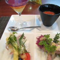 カジュアルフレンチ　アミー - 前菜（パプリカのムース＋サングリアのジュレ、トマトの冷製スープ＋素麺、夏野菜＋イカのソテー、ゴボウのテリーヌ）