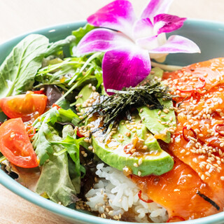 ポキ丼・ガーリックシュリンプが人気！丼もの+50円で大盛り可