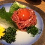 和牛 まつした - 鮮やかな色合いのユッケ