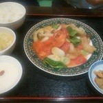上海庭 - トマトと白身魚の炒め