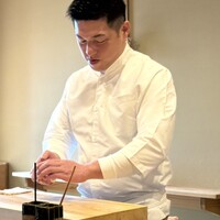 鮨 十兵衛 - 真剣な眼差しで握る塚田店主。