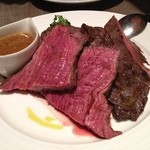 ニュージーランドビーフのグリル。絶妙な焼き加減で非常に美味しいです。