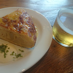 ドノスティア - 分厚く香ばしさ満点、芋と玉葱のオムレツ480円、ミニビール400円