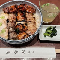伊勢廣 京橋本店 - 5本丼　ささみ・団子・もも肉・皮身・レバー