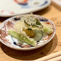 日本橋 蕎ノ字 - 天ぷらのオープニングは、この日は南伊豆の花山葵。
                      初めて天ぷらでいただきましたが、揚げると一気に優しい風味に変わります。