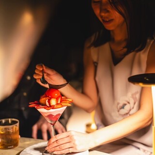 【夜は暖炉を囲み、まったりとした空間を…】