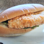 ボンマタン - こだわりソースのフィッシュフライドッグ、