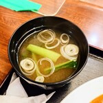 そば処 更科 - 蕎麦屋らしい出汁が効いた、旨い味噌汁。