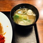 そば処 更科 - 小松菜のシャキシャキ感を楽しませてくれる"お味噌汁"には、なかなかお目に掛かれない。