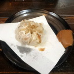 Chitokaragochoumesakaba - ニンニク丸揚げ280円外の皮をむいたところ