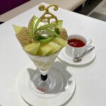 タカノフルーツパーラー - マスクメロンパフェと紅茶