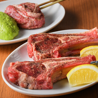 厚切りラム肉にアボカドを合わせたラムカド、ラムチョップを堪能