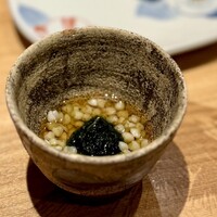 日本橋 蕎ノ字 - 蕎麦に始まって、蕎麦で終わる。
                    そんな天ぷら屋さんは、蕎ノ字さんだけ♪
                    香ばしい蕎麦の実と、お出汁と海苔。いきなり幸せです。