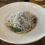 船橋ワイン食堂 862 - たっぷりシラスのペペロンチーノ