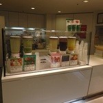 RF1 - 店奥のフルーツジュースバー。