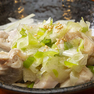 自家製塩だれとネギの風味が際立つ◎自慢の「蒸し鶏ネギ塩だれ」