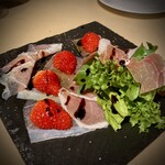 土佐あかうしとワイン プティ・ヴェール - プロシュートと苺 