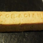 ラ メゾン ドゥ グラシアニ - 店名のロゴが刻印された塩サブレ