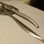 ラ メゾン ドゥ グラシアニ - ライヨール社2013年モデルのナイフ＆エルキュイのマット加工のフォーク＆ポルトガルのクチポール社のナイフレスト