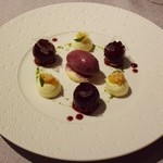 ラ メゾン ドゥ グラシアニ - 巨峰と赤ワインのマリネ　ホワイトチョコレートのクリーム、巨峰のソルベ　ガナッシュのようなオレンジのコンフィチュール