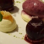 ラ メゾン ドゥ グラシアニ - 巨峰と赤ワインのマリネ　ホワイトチョコレートのクリーム、巨峰のソルベ　ガナッシュのようなオレンジのコンフィチュール