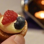 ラ メゾン ドゥ グラシアニ - クッキー生地にカスタードクリームに木苺とブルーベリー